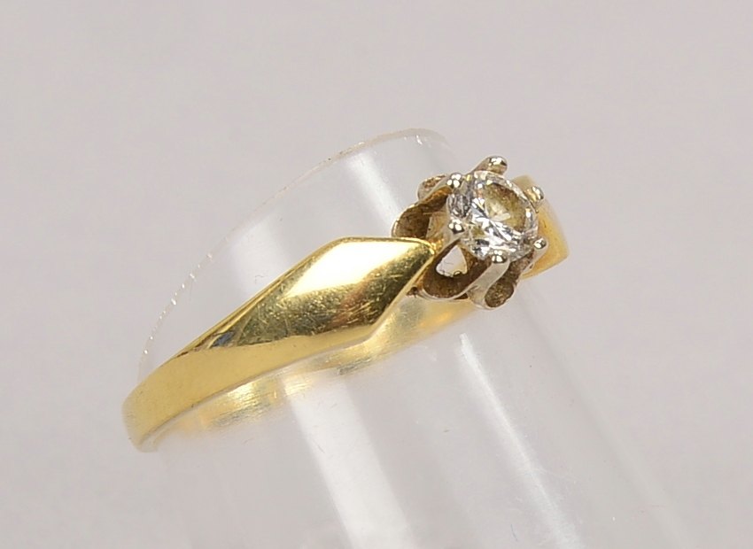 Ring, 585 GG (gest.), besetzt mit kl. Brillant/ca. 0,20 ct; RG 52, Gewicht 3 g