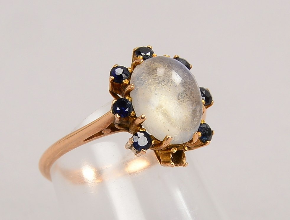 Ring, 585 RG (gepr.), mit Mondstein-Cabochon und Saphiren; Gewicht 3,20 g