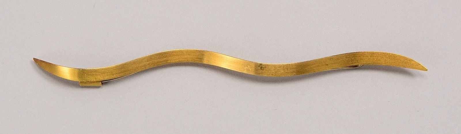 Designer-Brosche, 750 GG (gest.), aalförmig geschwungen; Länge 9,5 cm, Gewicht 8,60 g