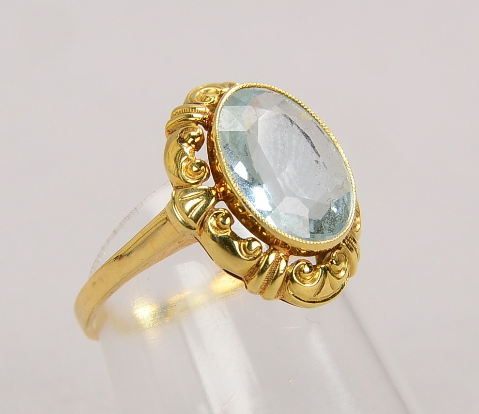 Ring, 585 GG (gest.), mit fac. ovalem Aquamarin; RG 51, Gewicht 2,80 g