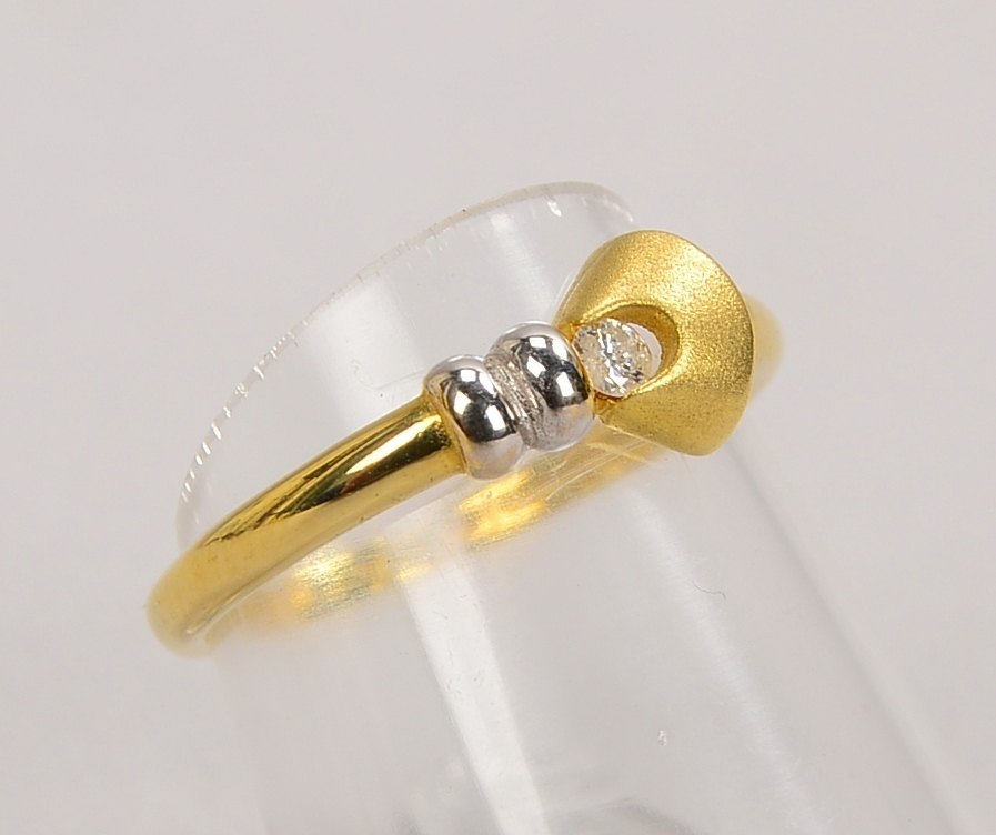 Ring, 585 GG/WG (gest.), mit kl. Brillant von ca. 0,05 ct; RG 51, Gewicht 1,90 g