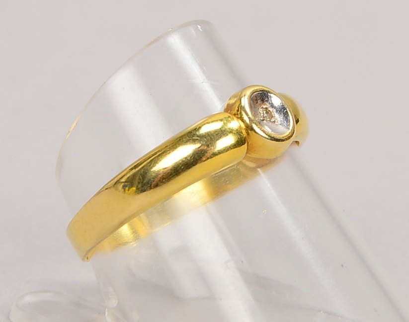 Ring, 585 GG/WG (gest.), mit kl. Diamant; RG 57, Gewicht 1,30 g