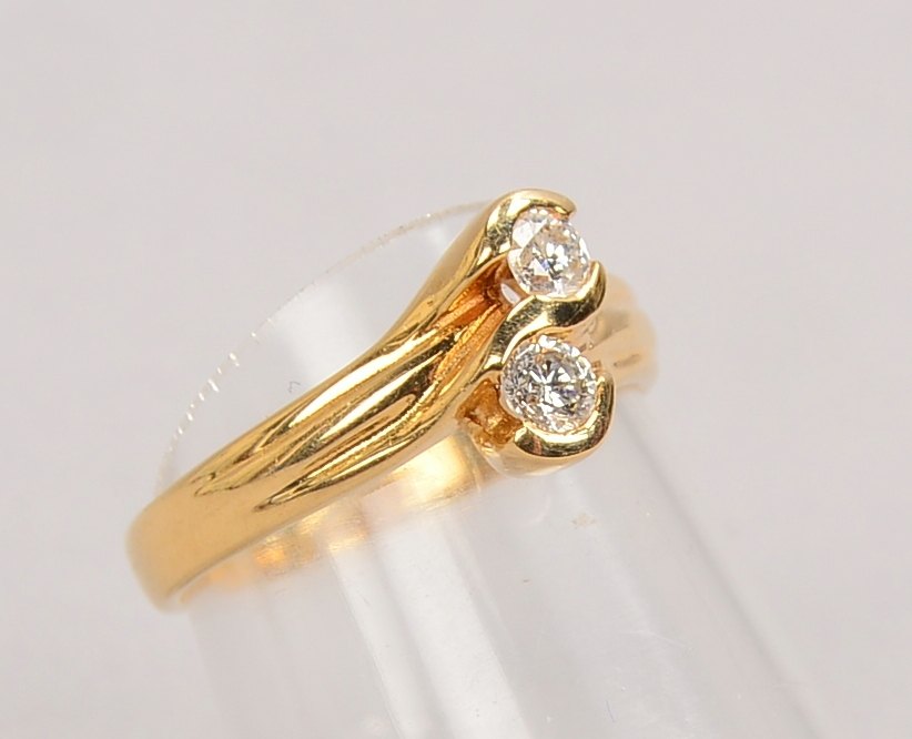 Ring, 585 GG/WG (gest.), mit 2 Brillanten/ca. 0,25 ct, Farbe G-H, Si; Gewicht 3,10 g