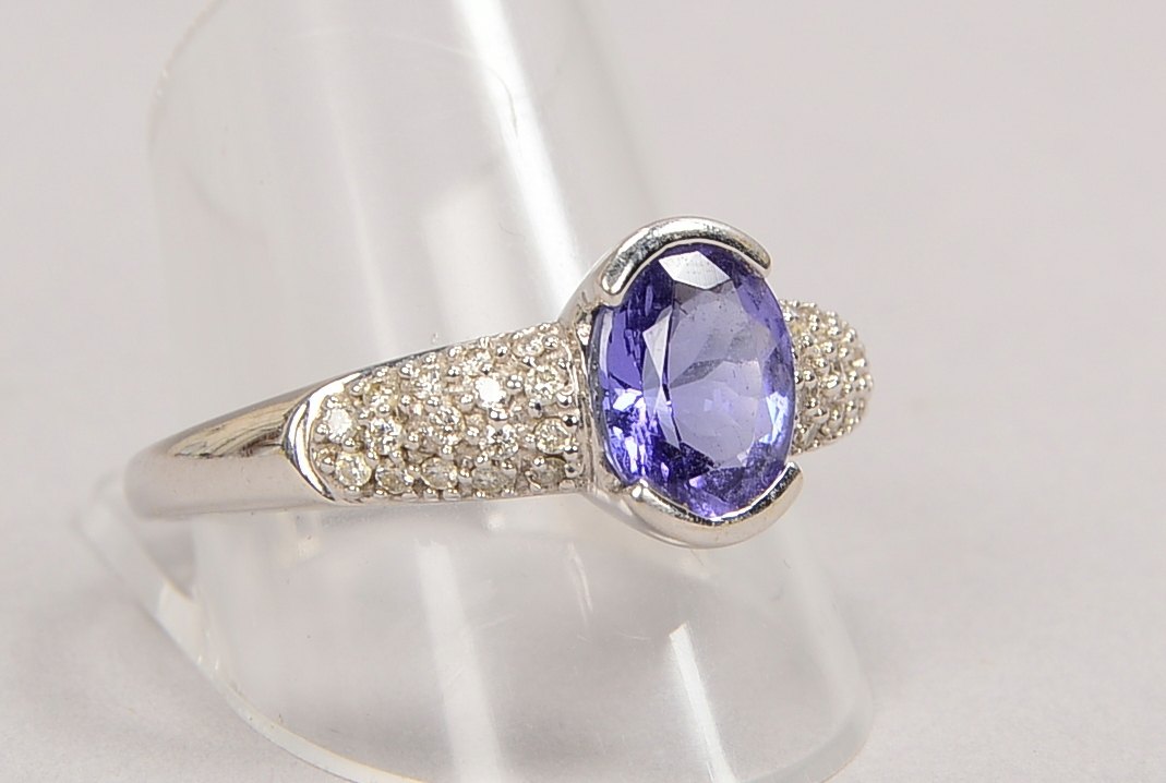 Ring, 585 WG (gest.), mit Tansanit/ca. 1,84 ct, und 32 Brill./ca. 0,32 ct; Gewicht 4,55 g