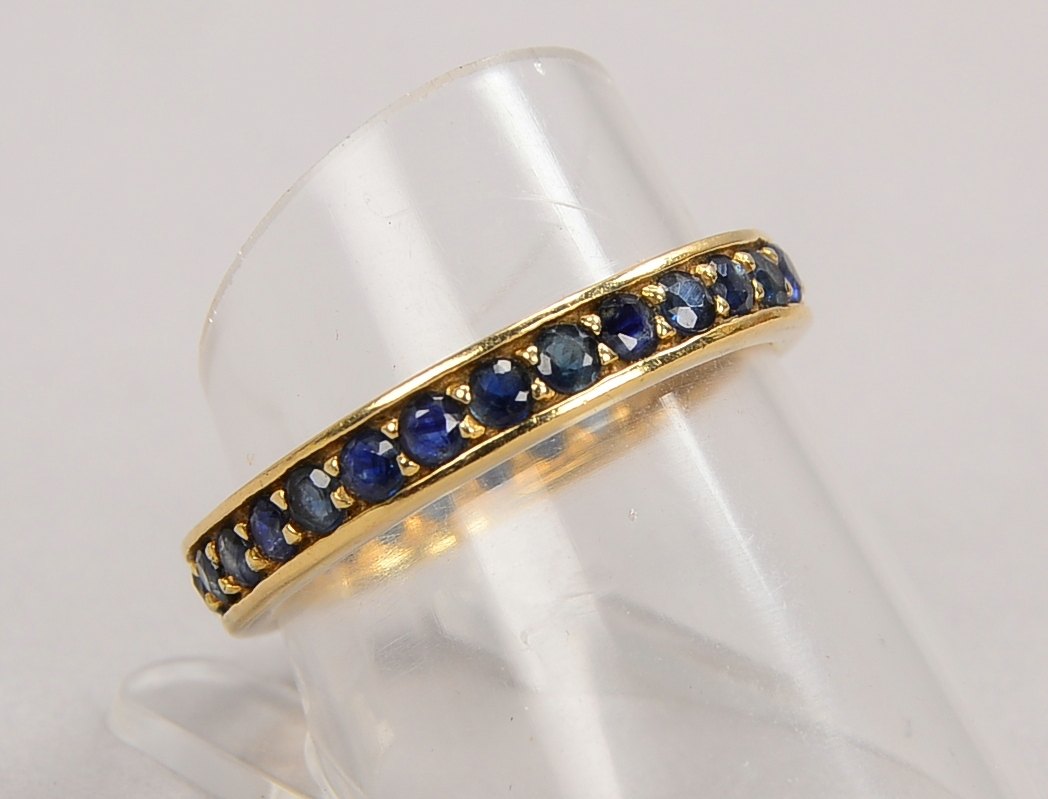 Ring, 585 GG (gest.), mit 26-fachem Saphirbesatz; RG 57, Gewicht 2,70 g