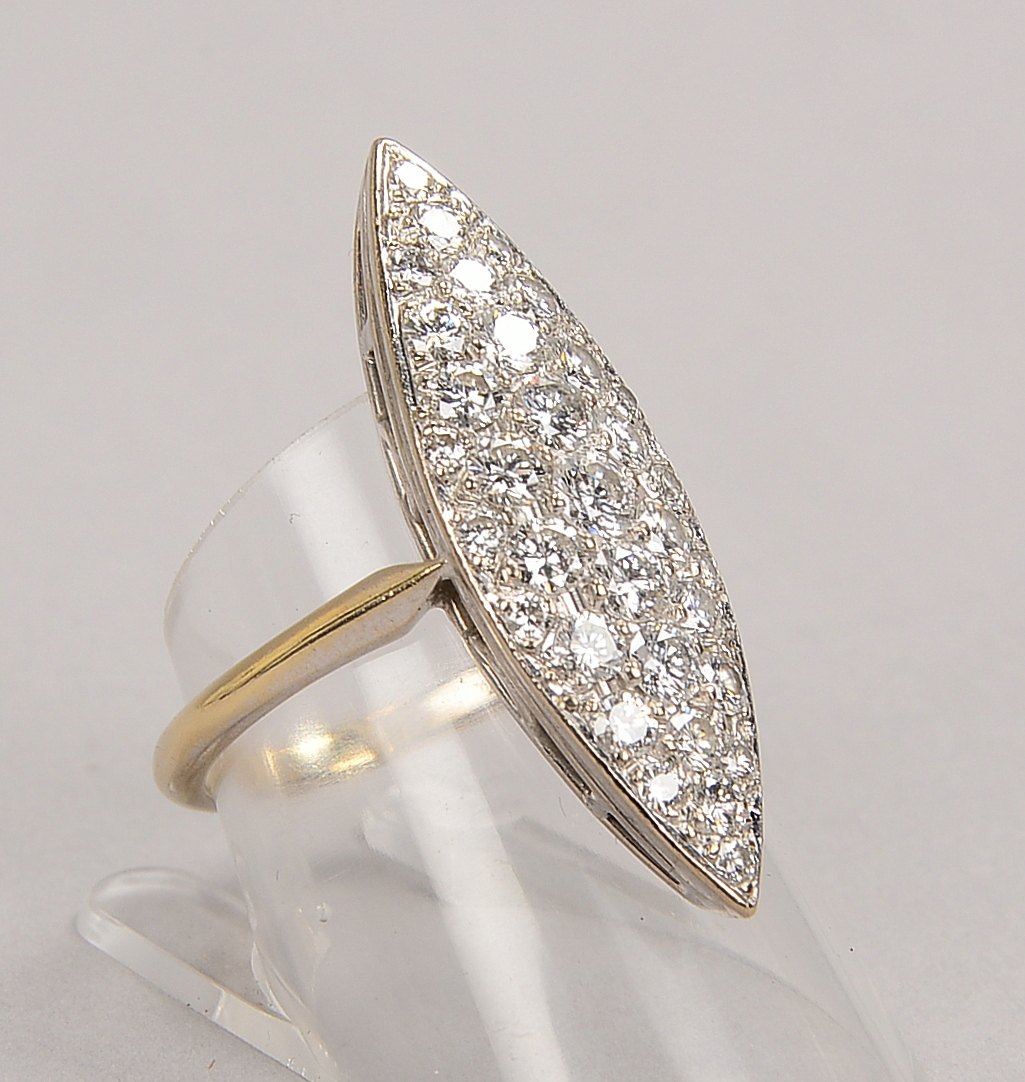 Ring, 750 WG (gest.), mit 33 Brillanten/ca. 1,84 ct, Farbe G-H, Vvs-vs; Gewicht 6,16 g