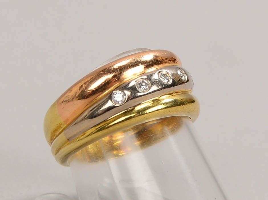 Ring, 585 Gold/tricolor (gest.), mit 5 kl. Brillanten/ca. 0,05 ct; Gewicht 4,80 g