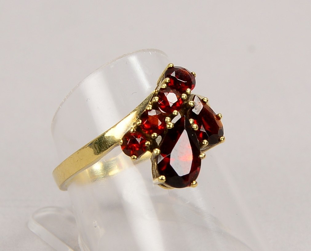 Ring, 333 GG (gest.), mit 6-fachem Granatbesatz; RG 56, Gewicht 2,60 g