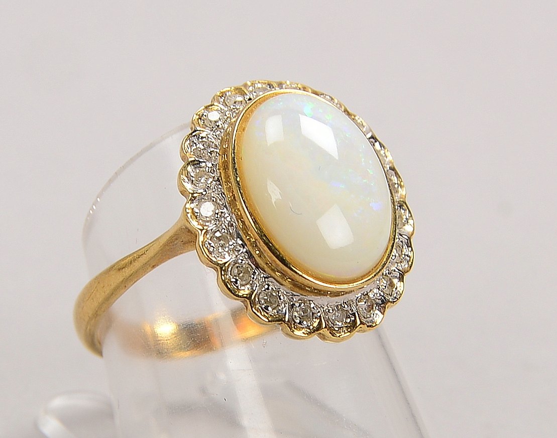 Ring, 333 GG (gest.), mit Opalcabochon und Diamanten; RG 56, Gewicht 4 g