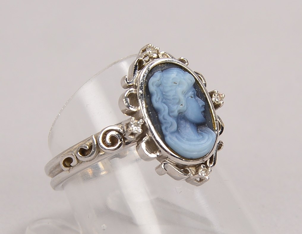 Ring, 585 WG (gest.), besetzt mit Kamée und 4 Diamanten; RG 55, Gewicht 5,40 g
