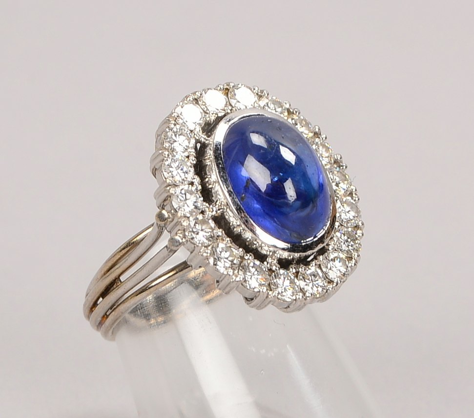 Ring, 585 WG (gest.), mit Saphir/ca. 7,15 ct, und Brill./ca. 1,08 ct; Gewicht 8,44 g