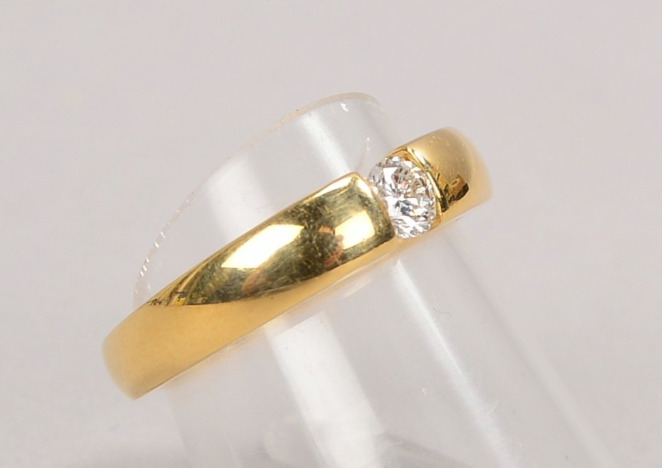 Ring, 585 GG (gest.), mit Brillant von ca. 0,27 ct, G-H, Vsi; Gewicht 6,80 g