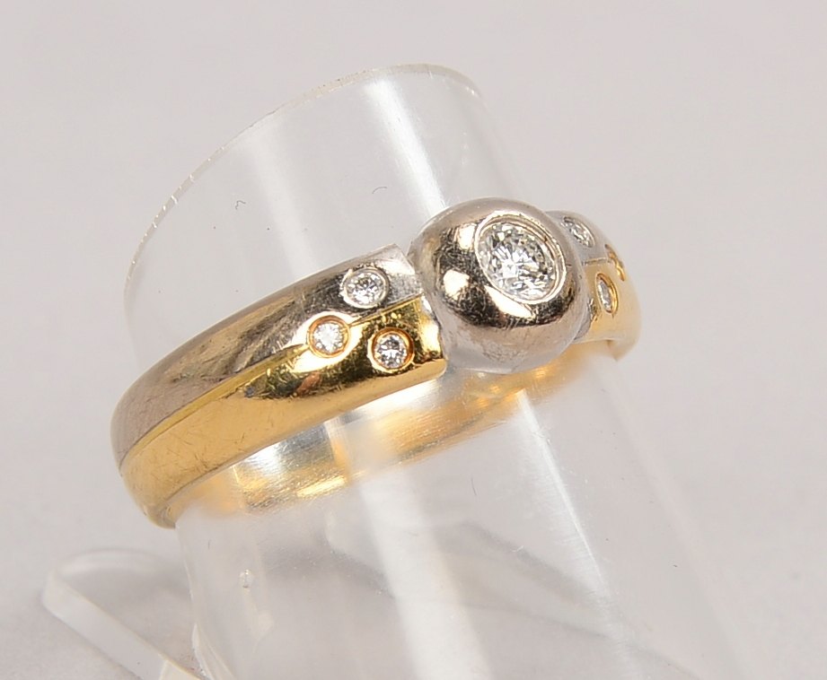 Ring, 585 GG/WG (gest.), mit 7 Diamanten/ca. 0,35 ct; RG 57, Gewicht 5,30 g