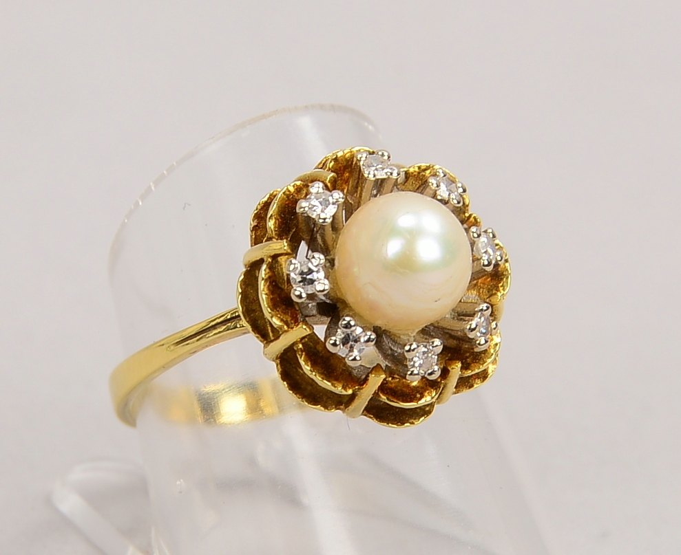 Ring, 585 GG (gest.), mit Perle und 8 kl. Diamanten/ca. 0,12 ct; Gewicht 4,30 g