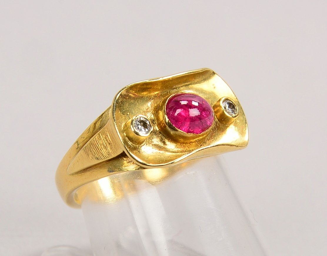 Ring, 585 GG (gest.), mit einzelnem Rubincabochon und 2x Diamanten; Gewicht 6 g