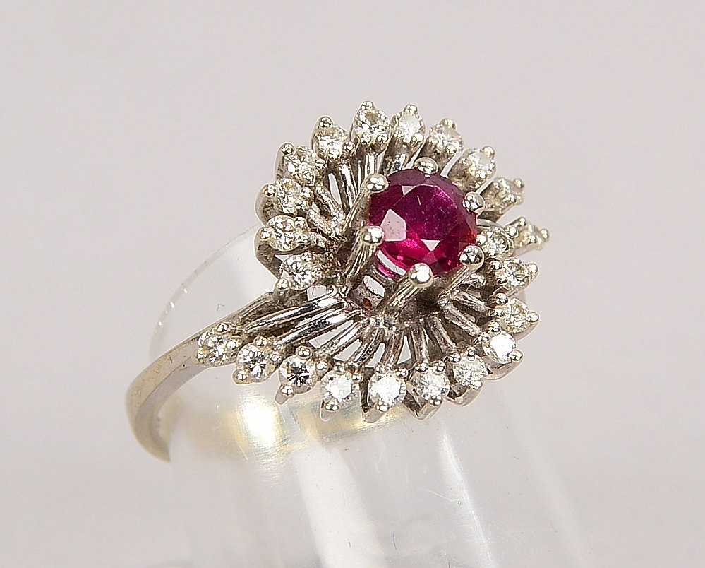 Ring, 750 WG (gest.), besetzt mit Rubin und Brillanten/ca. 0,43 ct; Gewicht 0,43 ct