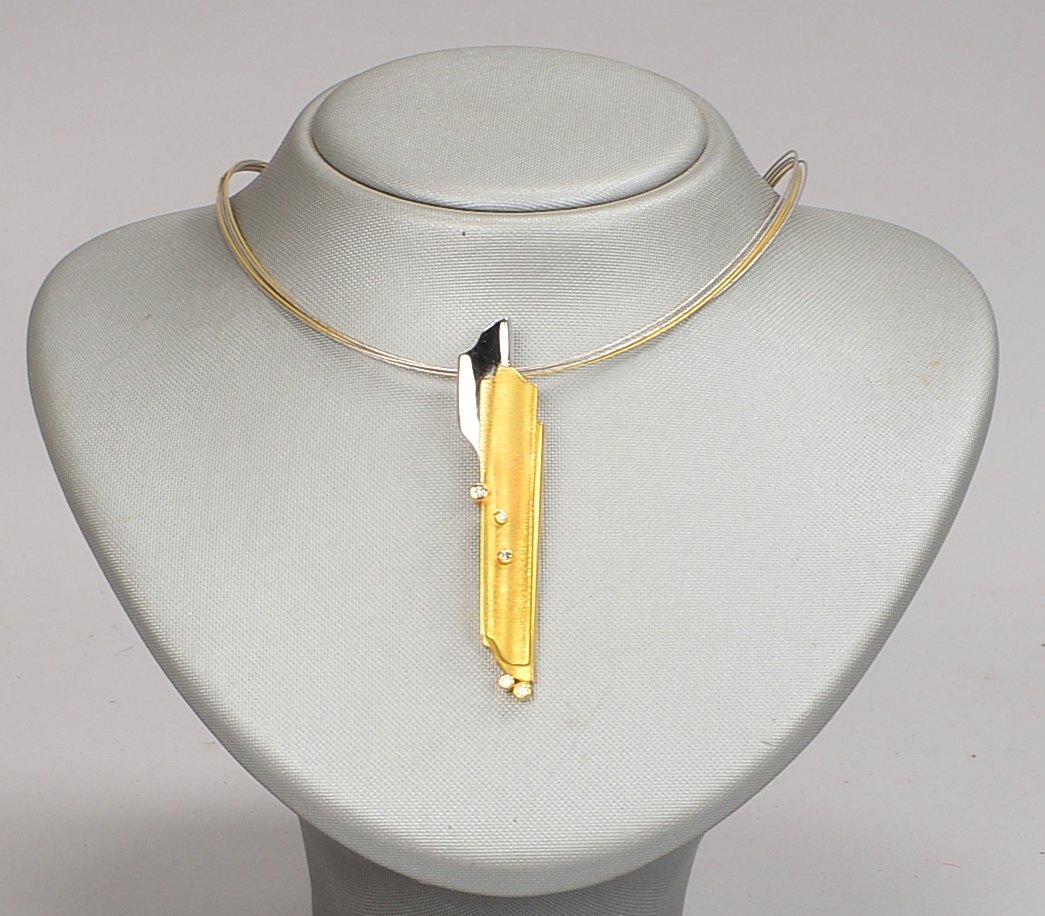 Collier, 585 GG/WG (gest.), 5-str. Halsreif, Anh. mit 5 Brill./ca. 0,14 ct; Gewicht 17,77 g