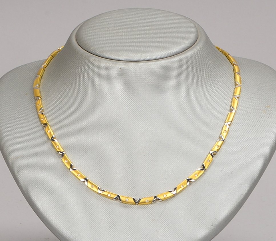 Collier, 585 GG/WG (gest.), pol./mattiert, mit 16 kl. Brill./ca. 0,24 ct; Gewicht 27,20 g