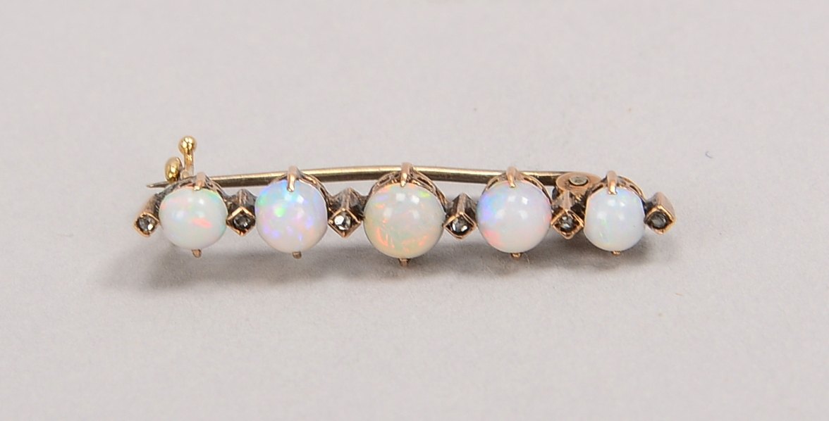 Brosche, 585 RG (gest.), mit 5 Opalcabochons und 6 Diamantsplittern; Gewicht 2 g