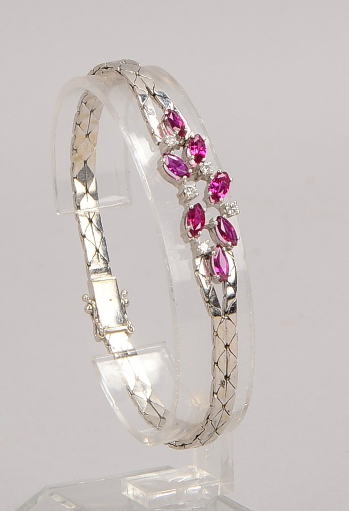 Armband, 585 WG (gest.), mit 7 Rubinen und 5 Brill./ca. 0,18 ct; Gewicht 16,42 g