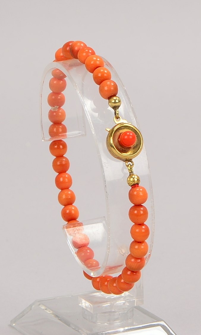 Armband, mit Korallenperlen/Ø 6 mm, mit 333 GG-Schließe; Länge 18 cm