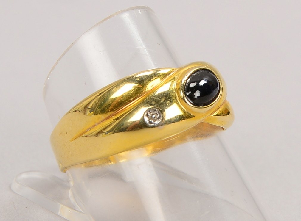 Ring, 585 GG (gest.), mit Saphircabochon und 2 Diamanten; Gewicht 2,50 g