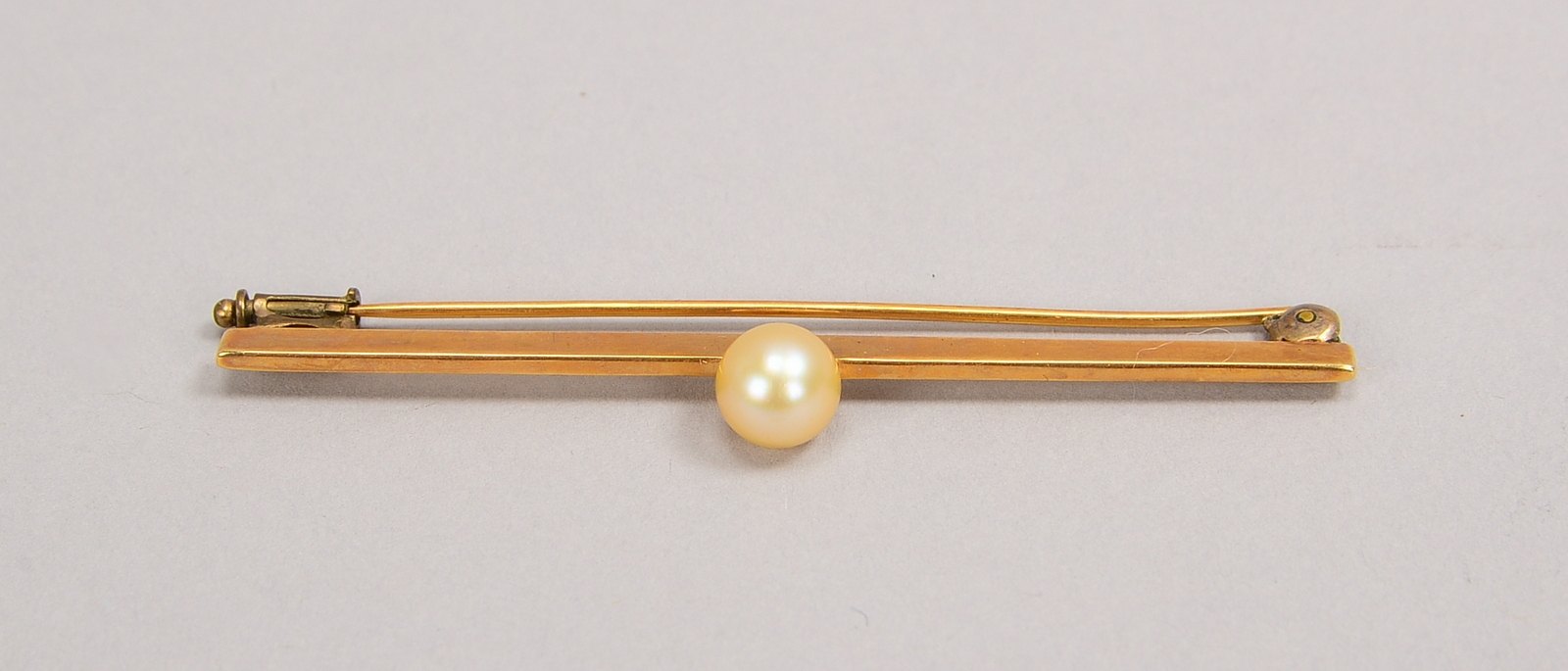 Nadel/Brosche, 585 GG (gest.), mit einzelner Perle; Länge 6,5 cm, Gewicht 4,70 g
