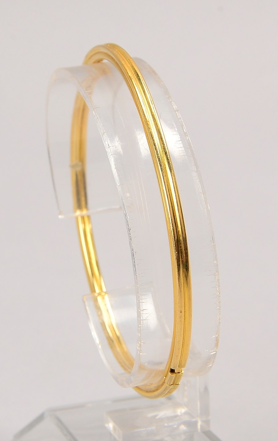Armreif, 585 GG (gest.), mittig scharn., mit Steckschl.; innen 5 x 6 cm, Gewicht 6,50 g