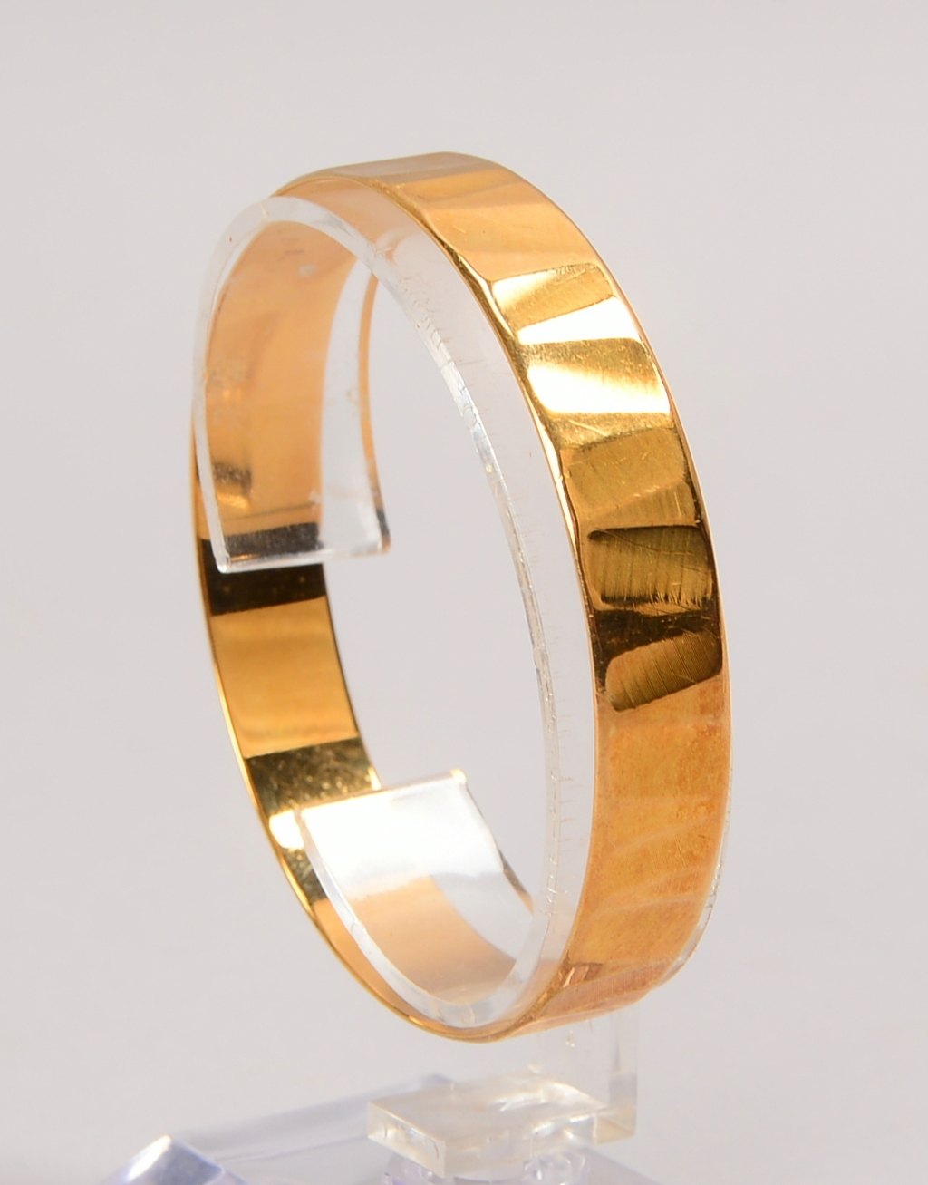 Armreif, 585 GG (gest.), profil. Schiene/Breite 1 cm; Ø 6,2 cm, Gewicht 23,60 g