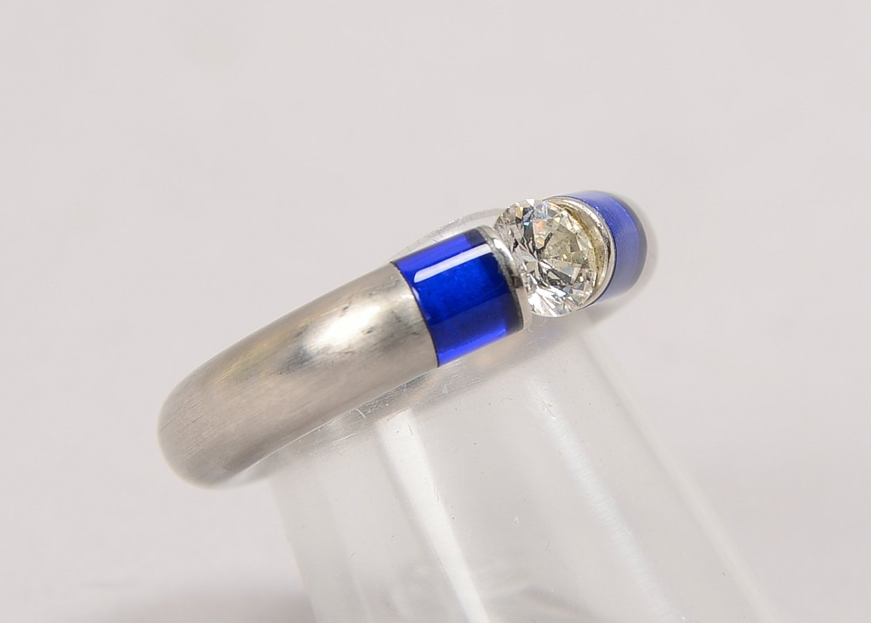 Ring, 950 Platin (gest.), runde Schiene/Ø 5 mm, mit Brill./ca. 0,53 ct; Gewicht 19,80 g