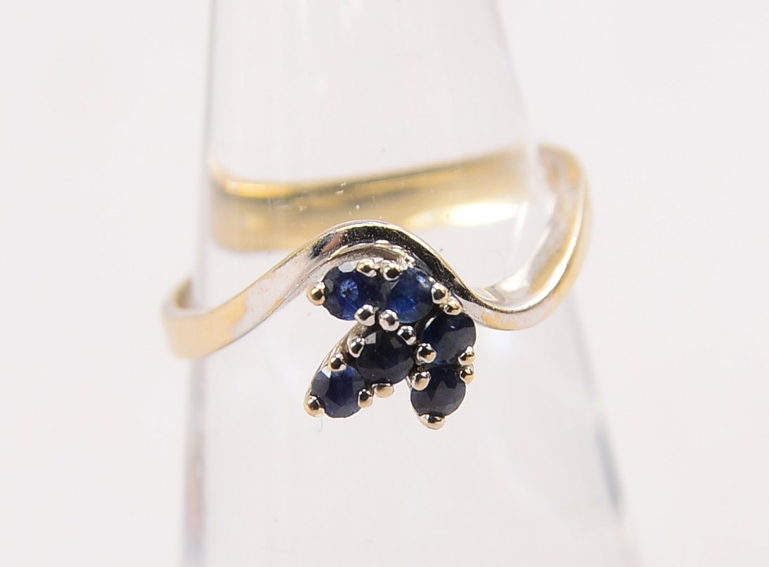 Ring, 585 WG (gest.), mit 6-fachem Saphirbesatz; RG 49, Gewicht 2,10 g