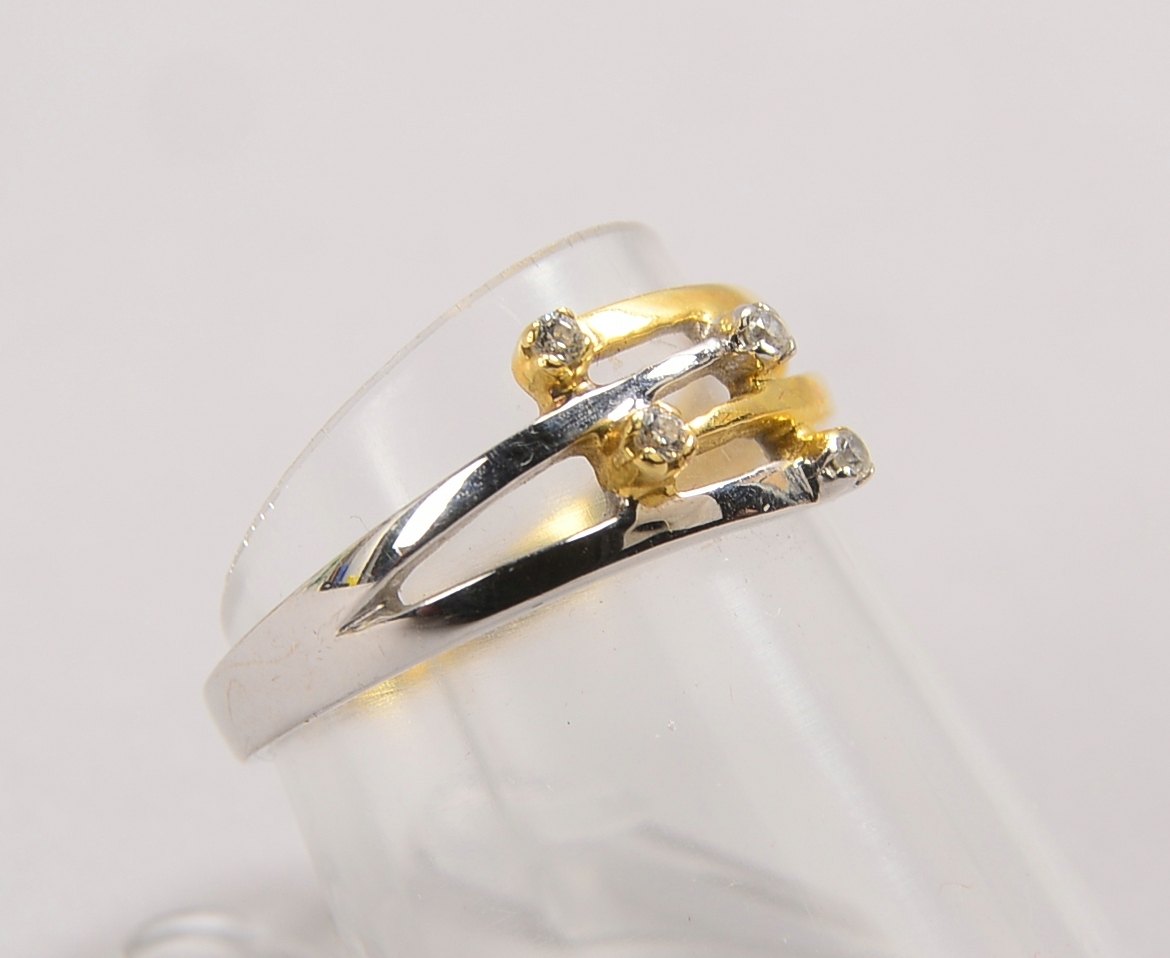 Ring, 585 WG/GG (gest.), besetzt mit 4x kl. Diamanten; RG 54, Gewicht 2,20 g