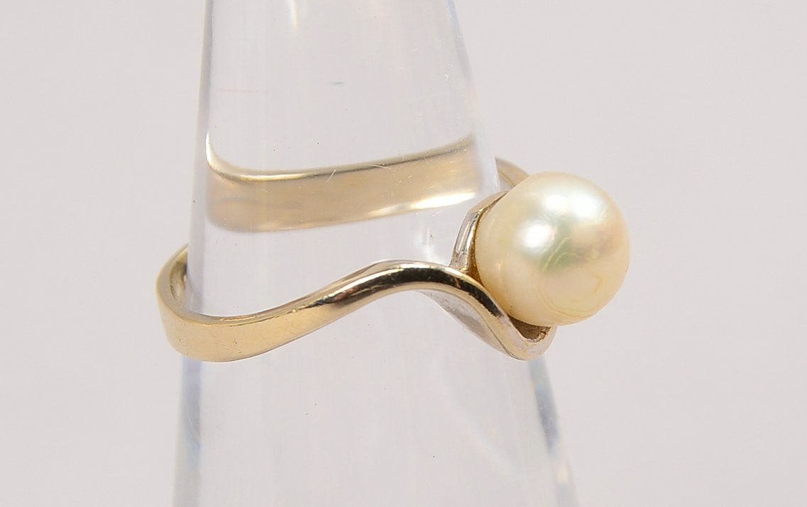 Ring, 585 WG (gest.), besetzt mit einzelner Perle; RG 49, Gewicht 2,30 g