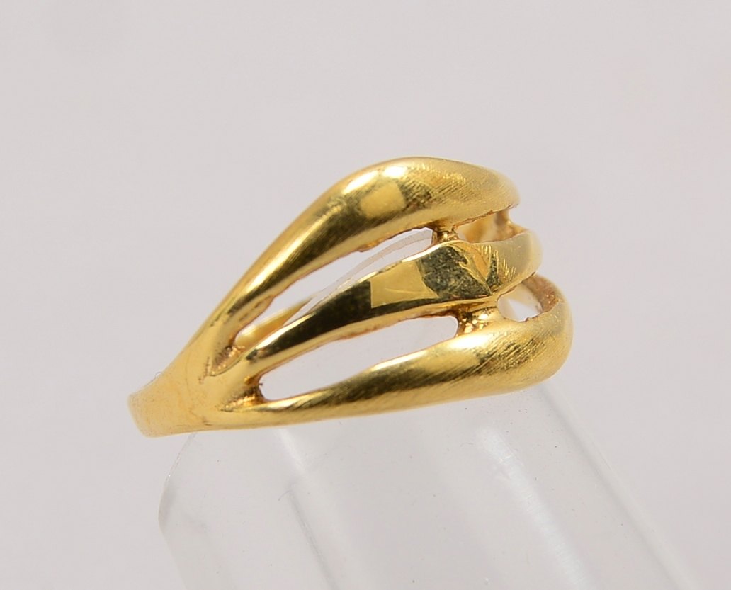 Ring, 585 GG (gest.), Ringkopf wellenförmig durchbr.; RG 49, Gewicht 2,30 g