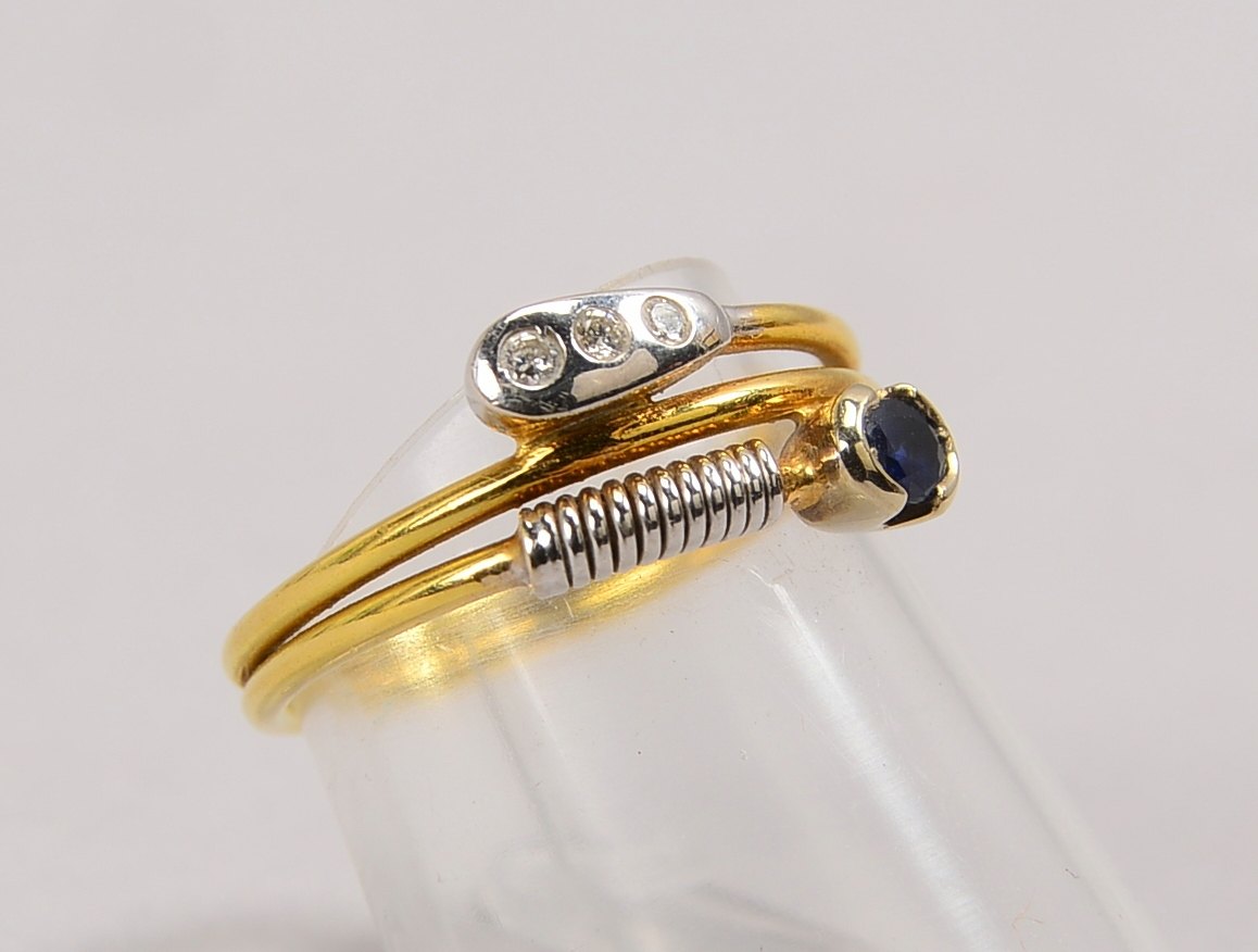 Ring, 750 GG/WG (gest.), mit einzelnem Saphir und 3x Diam.; RG 54, Gewicht 3,50 g