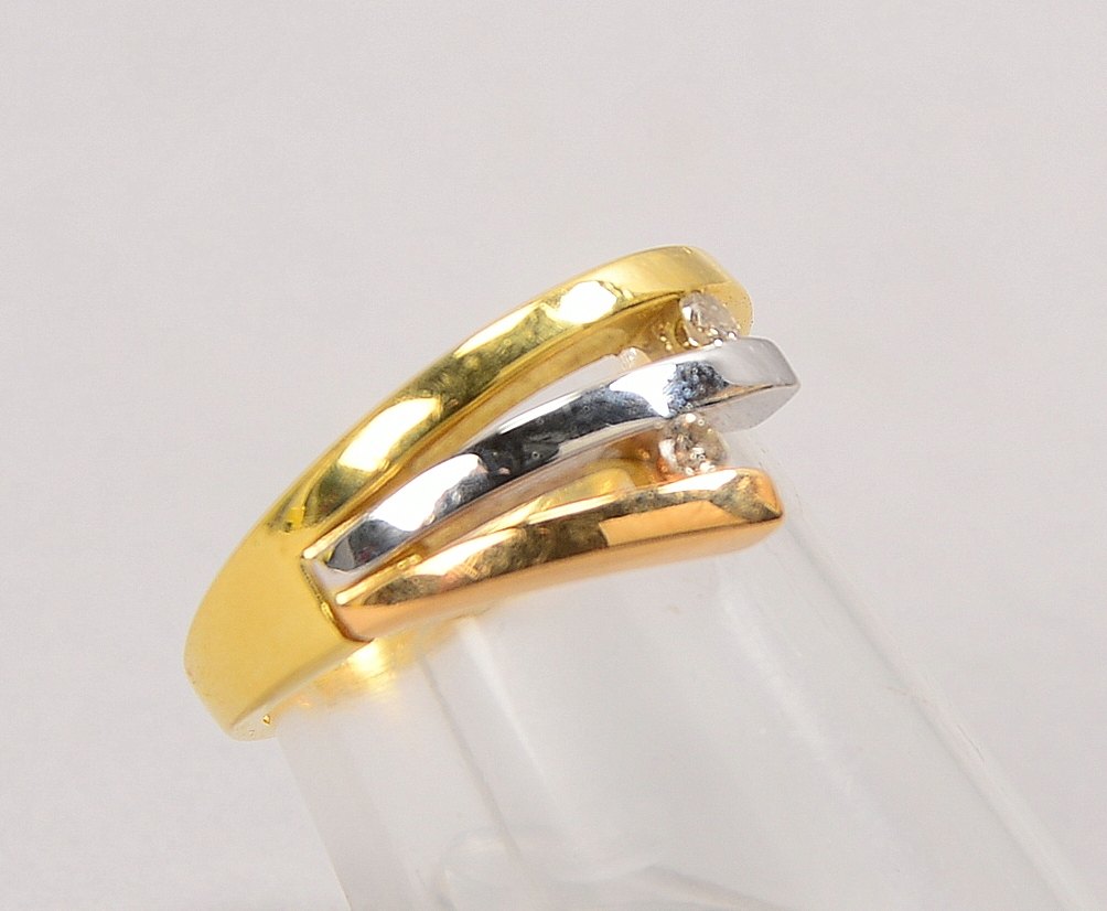 Ring, 750 WG/GG (gest.), besetzt mit 2x kl. Diamanten; RG 52, Gewicht 4,80 g