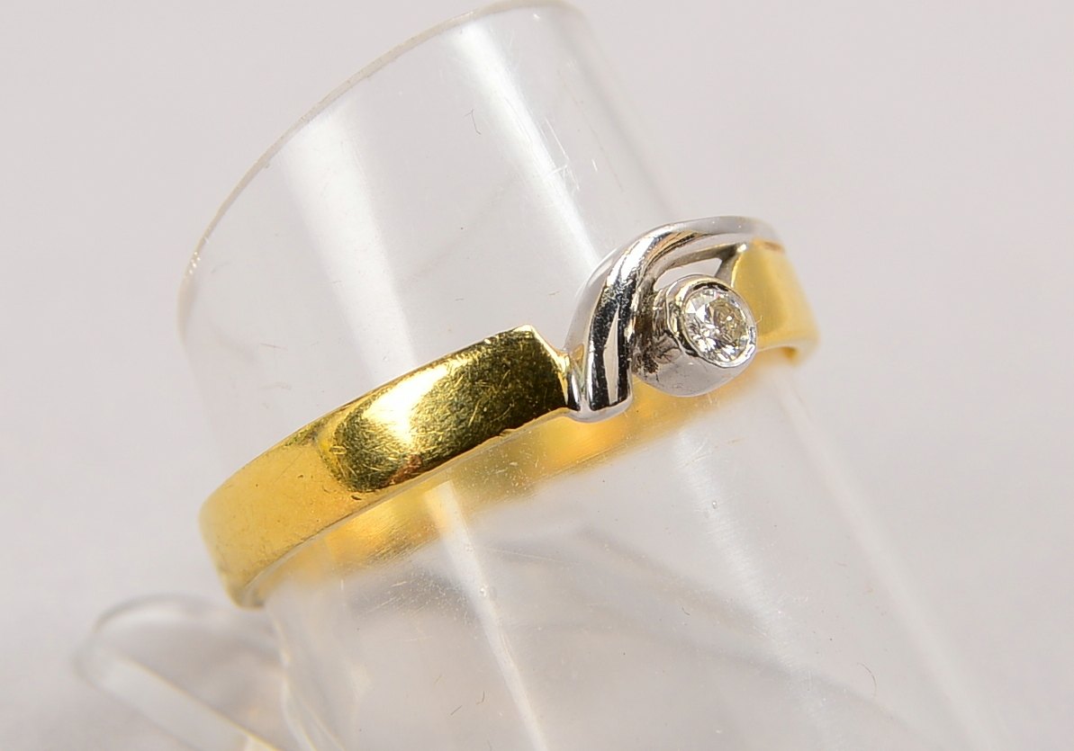 Ring, 750 GG/WG (gest.), besetzt mit einzelnem kl. Brillant; RG 59, Gewicht 3,50 g