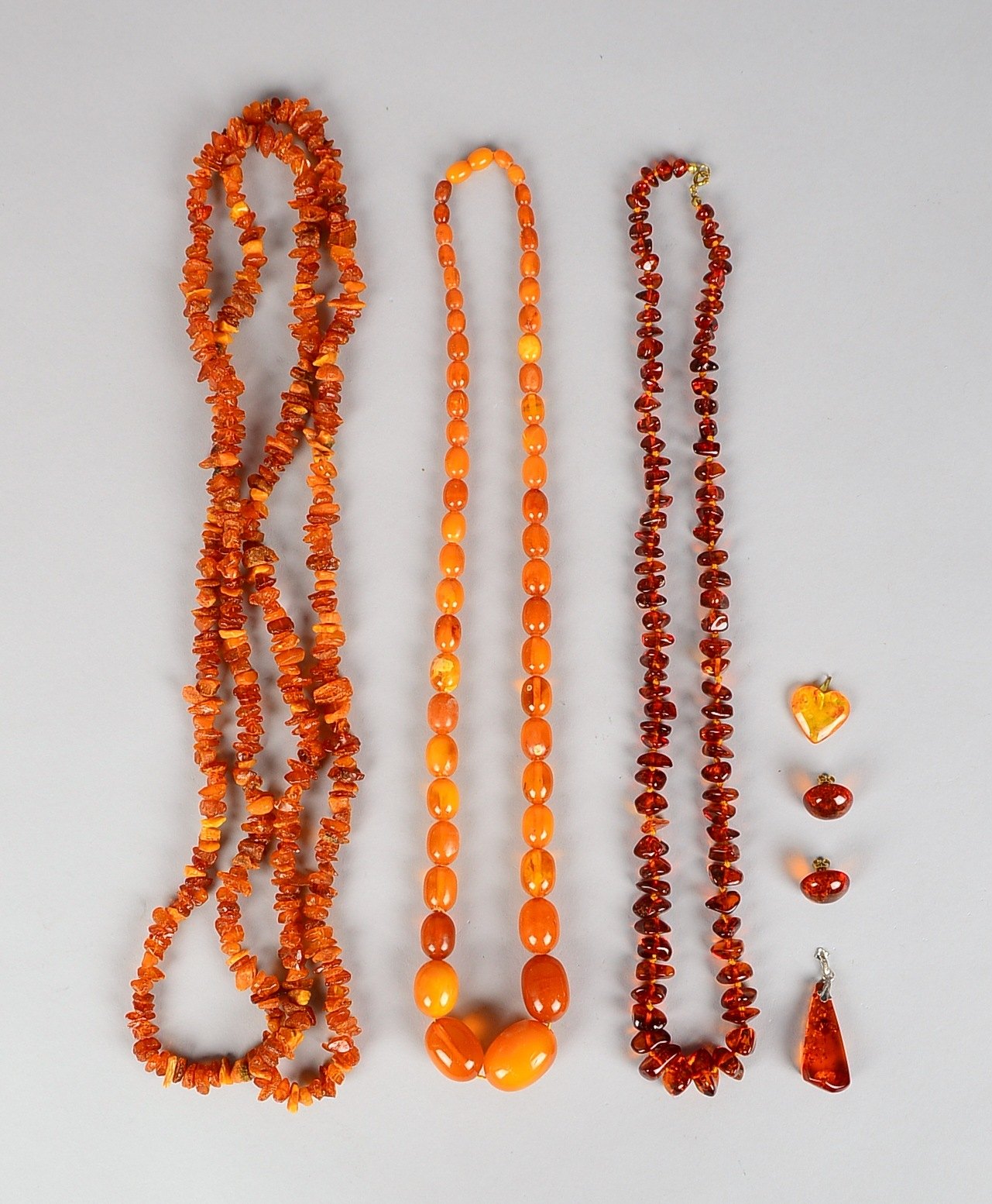 Bernsteinschmuck, versch. Teile/Ausf.: 3x Halsketten, 2x Anh., Paar Ohrstecker