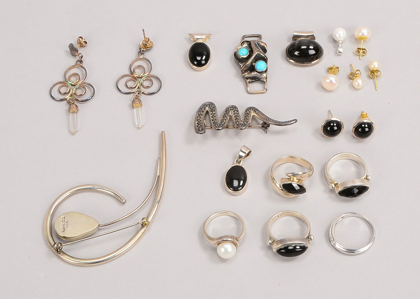 Silberschmuck: Anh., Broschen und Ringe, Gewicht 70 g; anbei 2x Perlen-Ohrst.