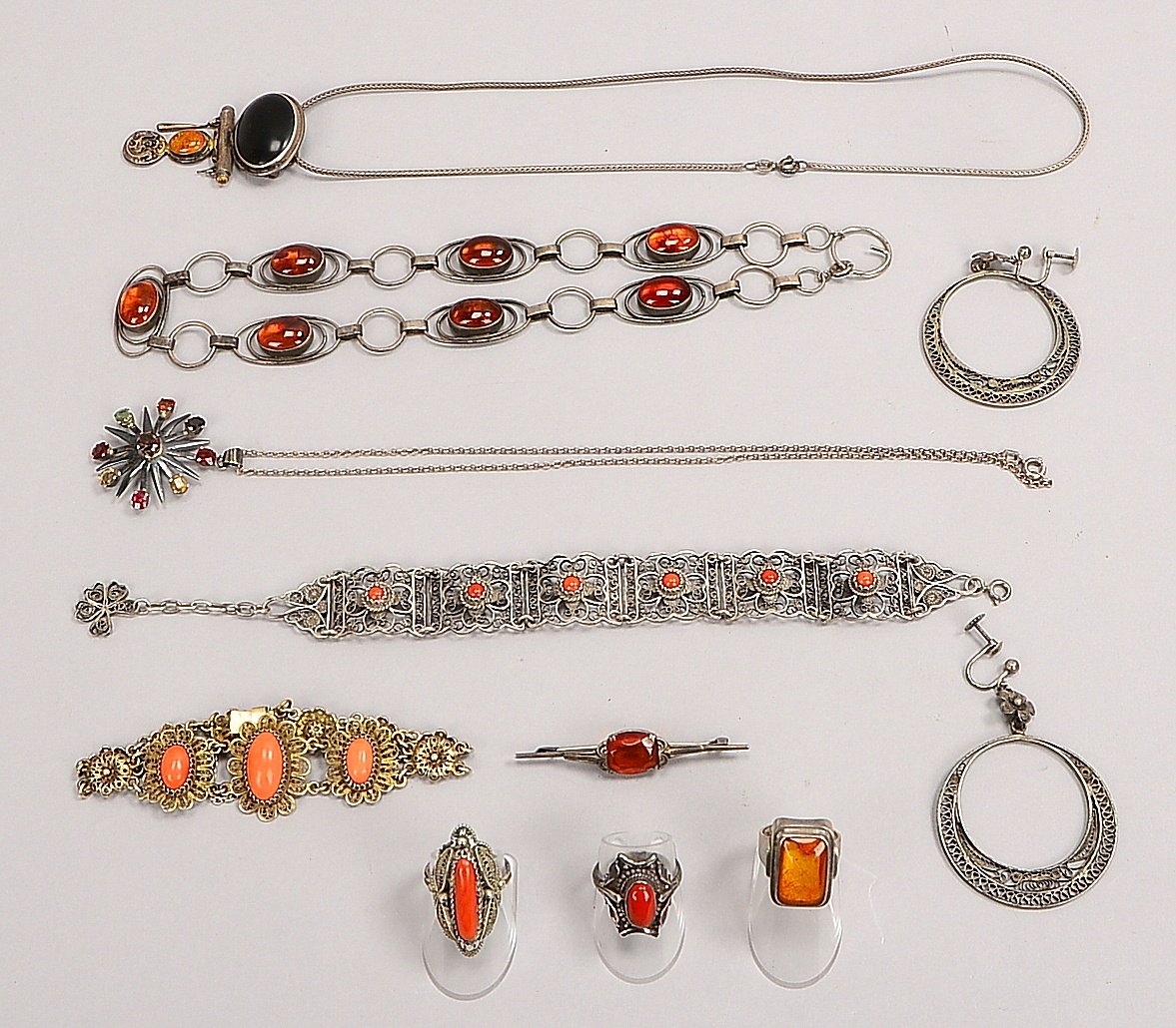 Silber-Halsketten, Armbänder, Ringe, u.a. (mit Koralle, Onyx, Bernstein, u.a.); Gewicht 110 g