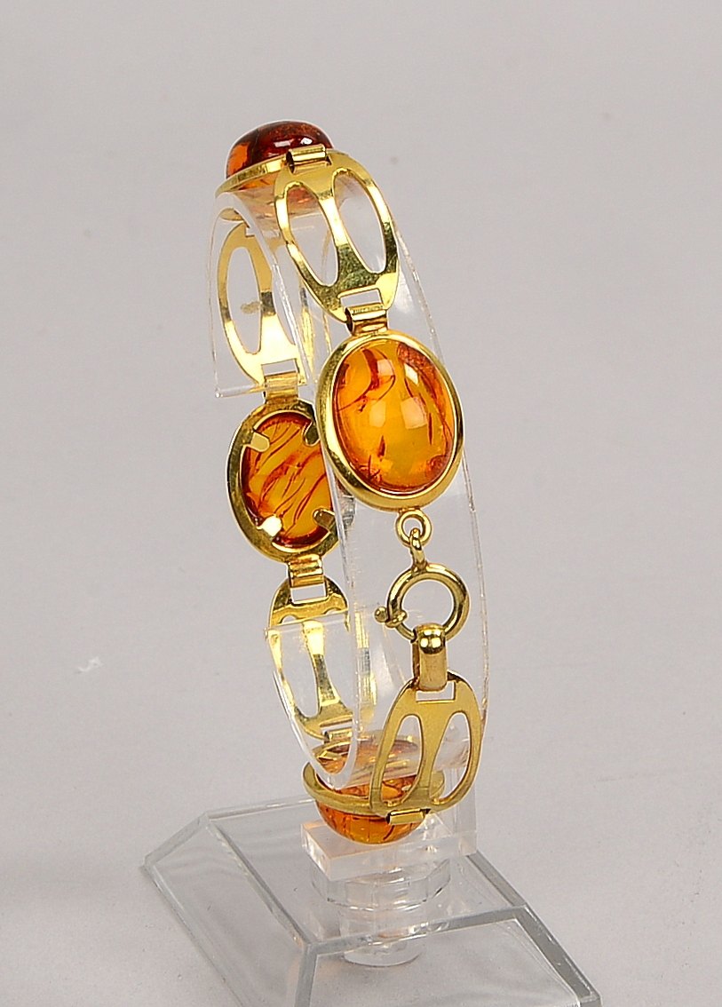 Armband, 333 GG (gest.), mit 4 Bernstein-Cabochons, Federringschließe; Gewicht 14,40 g