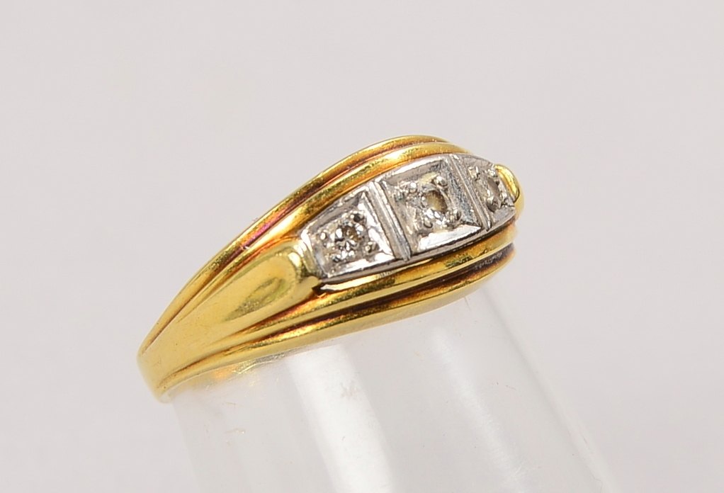 Ring, 585 GG/WG (gest.), besetzt mit 3x kl. Diam.; RG 51, Gewicht 2,60 g