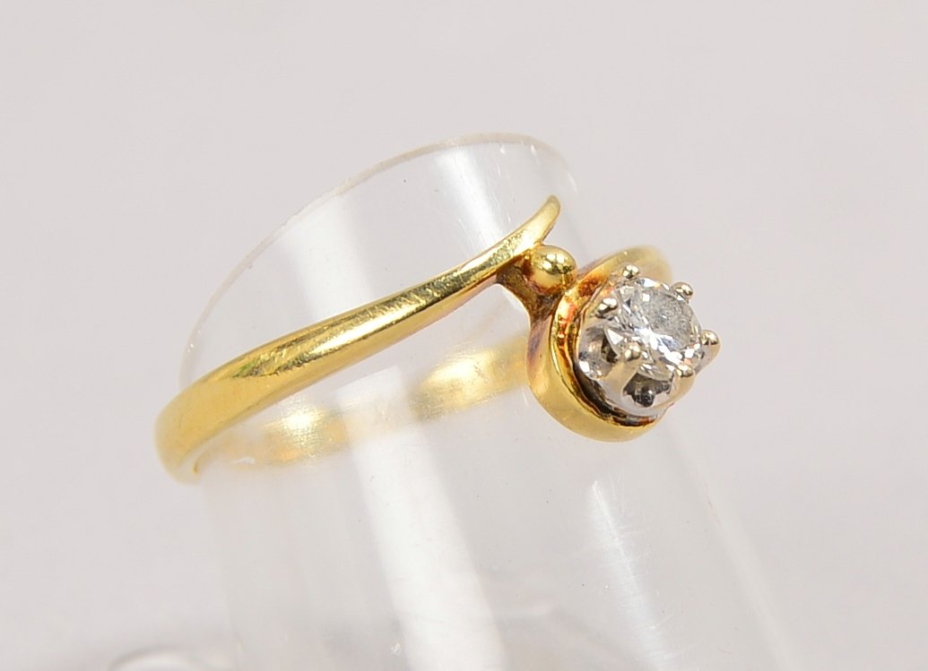 Ring, 585 GG (gest.), mit einzelnem Brill./ca. 0,23 ct; RG 54, Gewicht 2,40 g