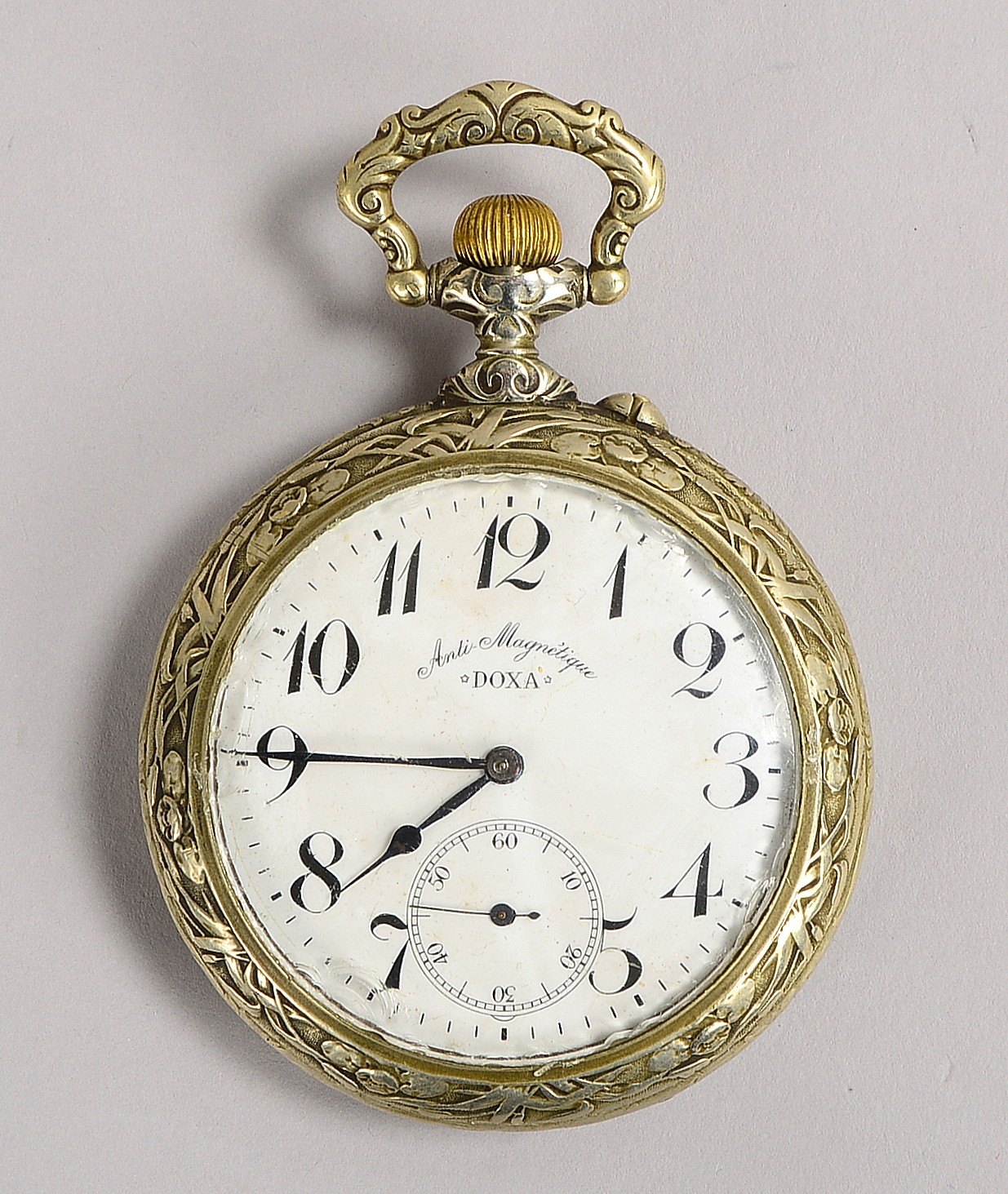 Taschenuhr, Doxa, antimagnet. Geh./versilbert, jagdl. Reliefdekor, läuft an; Ø 7 cm
