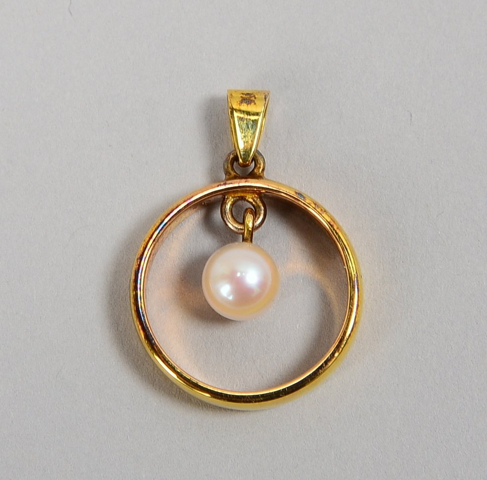 Anhänger, 750 GG (gest.), ehem. Ehering, mit bewegl. Perle; Ø 18 mm, Gewicht 4,80 g