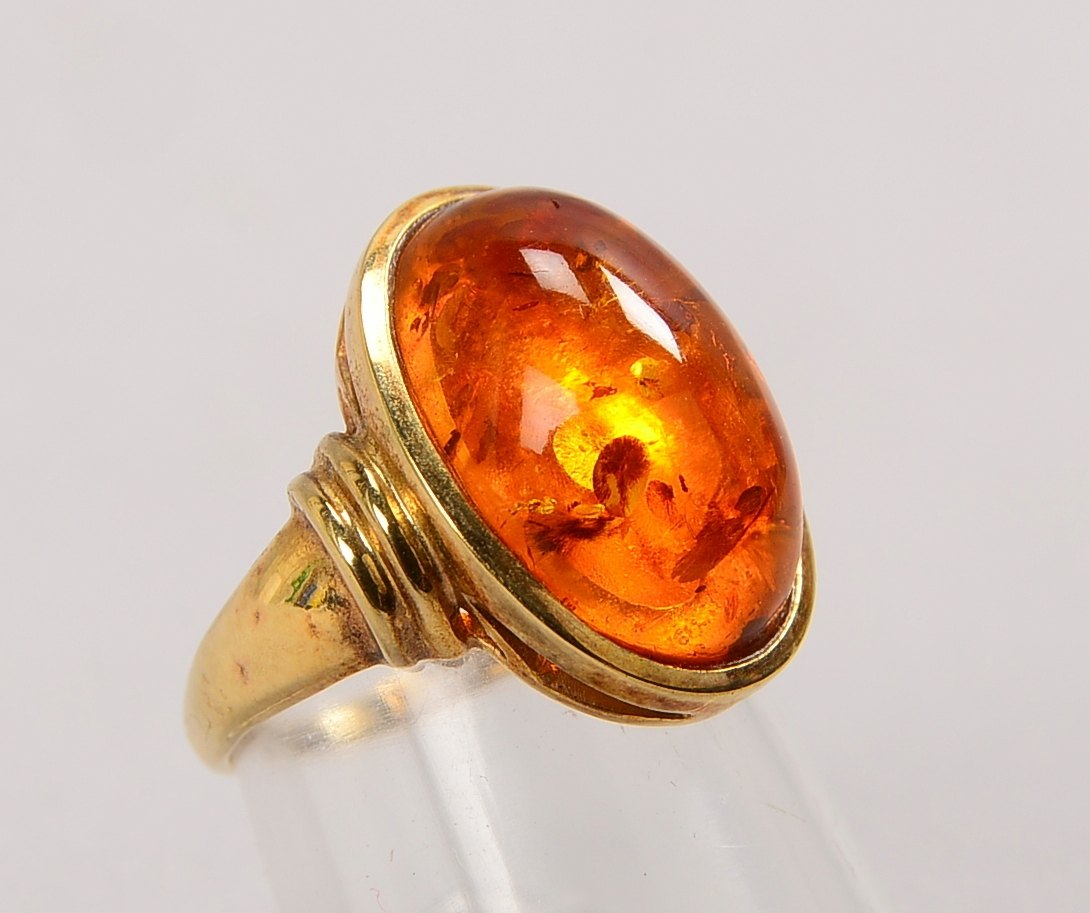 Ring, 333 GG (gest.), mit Bernstein-Cabochon; RG 52, Gewicht 4,20 g