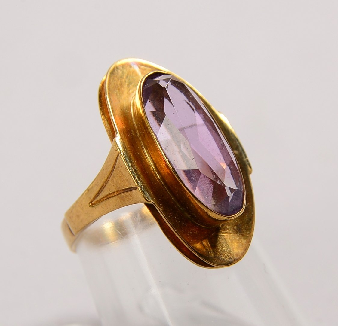 Ring, 333 GG (gest.), mit ovalem Amethyst; RG 52, Gewicht 3,40 g