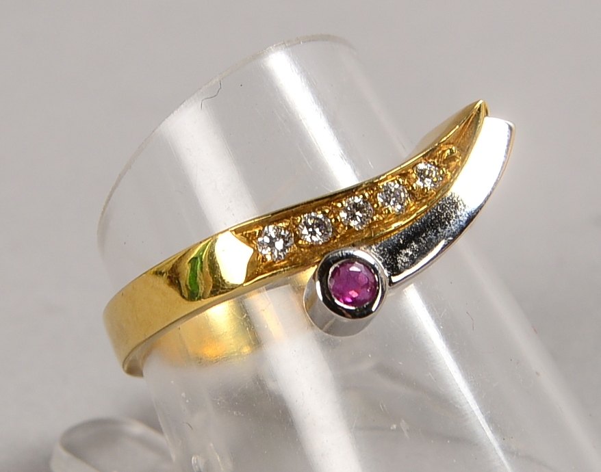 Ring, 585 GG/WG (gest.), besetzt mit kl. Rubin und 5x kl. Brillanten/ca. 0,10 ct; Gew. 3,60 g