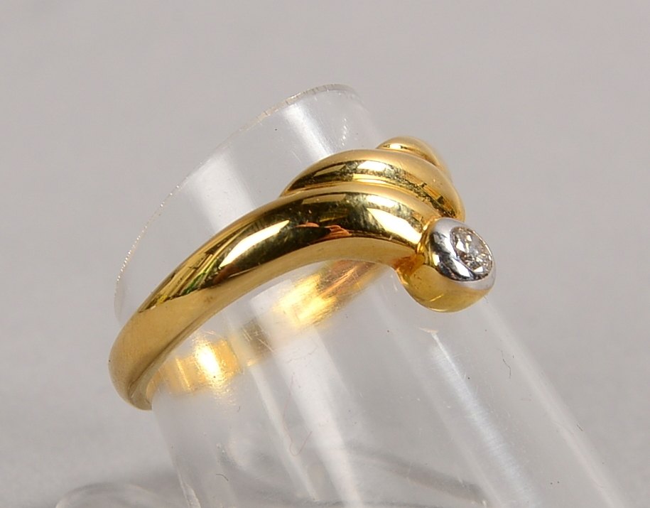Ring, 585 GG (gest.), mit einzelnem kl. Brillant von ca. 0,07 ct; RG 54, Gew. ca. 2,70 g
