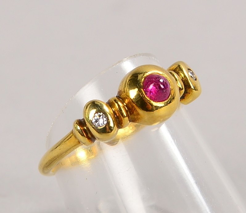 Ring, 585 GG (gest.), mit einzelnem Rubin und 2x kl. Diamanten; RG 54, Gew. 2,90 g